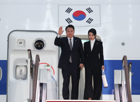 리투아니아에서 열린 북대서양조약기구(NATO·나토) 정상회의와 폴란드·우크라이나 방문을 마친 윤석열 대통령이 17일 성남 서울공항을 통해 귀국, 공군 1호기에서 내리며 인사하고 있다.